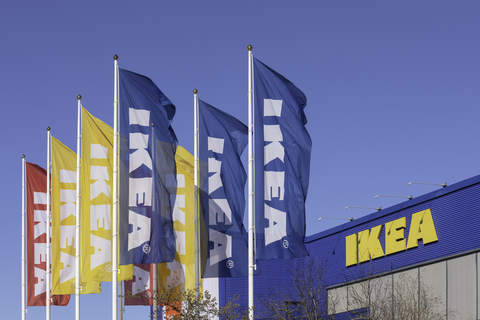 flag uden for ikea-butikken i Barkarby uden for Stockholm, sverige