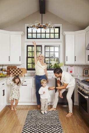 carly cardellino og hendes familie danser i hendes køkken