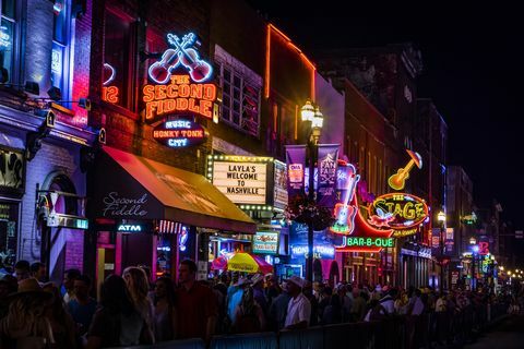 Neonskilte på Lower Broadway (Nashville) om natten