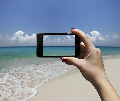 Feriefoto gennem smartphone med strand og hav