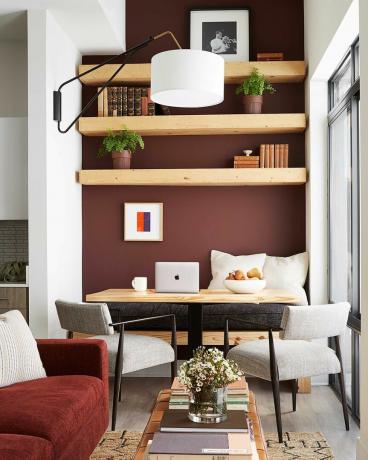røde vægge, morgenmadskrog, træbord, cremefarvede stole, orange sofa designet af byron risdon