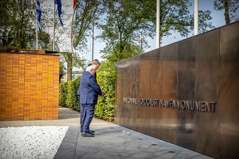 kong willem alexander af holland åbner det nationale holocaust-monument i amsterdam