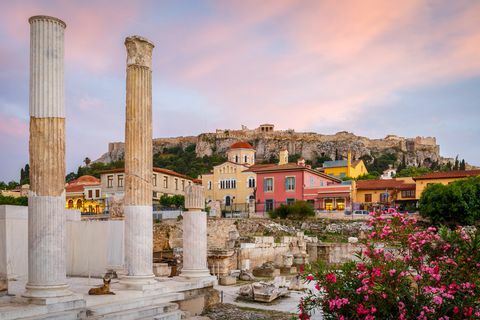 Rester af Hadrians bibliotek og Akropolis i den gamle bydel i Athen,