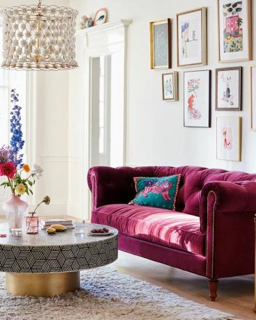 overdådig stue med lyserød sofa