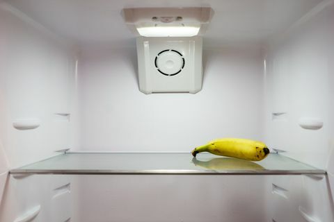 Nærbillede af frisk banan i køleskab