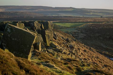 landskabsudsigt inklusive en klippeflade ved kantkanten i topdistriktet, uk