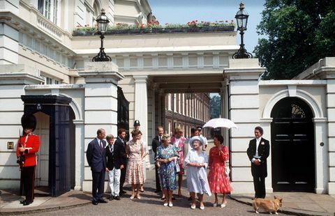 kongefamilien uden for clarence house på dronningemoderens 90 års fødselsdag