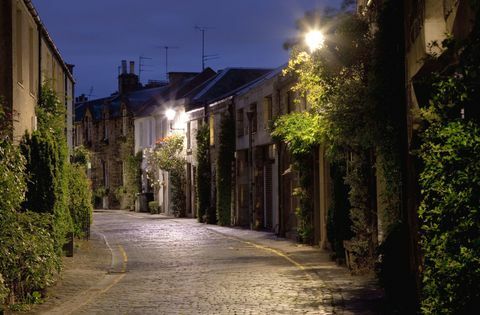 En romantisk udsigt over en gammel gade i Edinburgh, Skotlands hovedstad