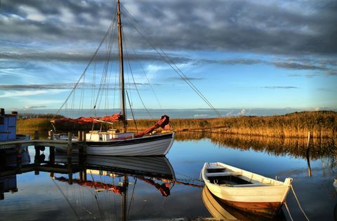 Danmark: både i en lille havn ved Bjerregård på Jyllands vestkyst