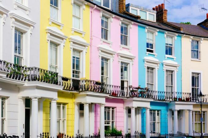 flerfarvede pulserende huse i primrose hill-kvarteret, london, uk