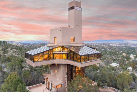 Falcon Nest, verdens højeste enfamiliehus, der er konstrueret ved skråningen af ​​Prescott, Arizona's Thumb Butte