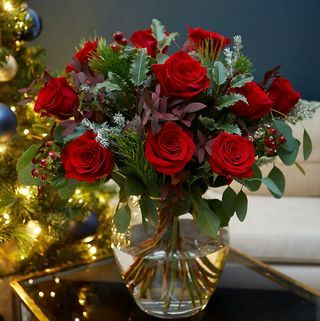 Red Velvet Rose Bouquet (Levering fra 1. december 2021)