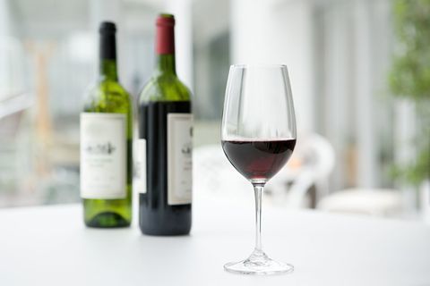 Rødvin i glas og flasker på bordet