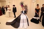Sarah Jessica Parkers Met Gala-outfit hylder en banebrydende sort designer. Se billeder her.