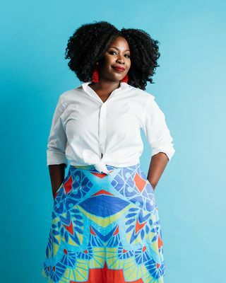 rochelle porter iført farverigt print nederdel