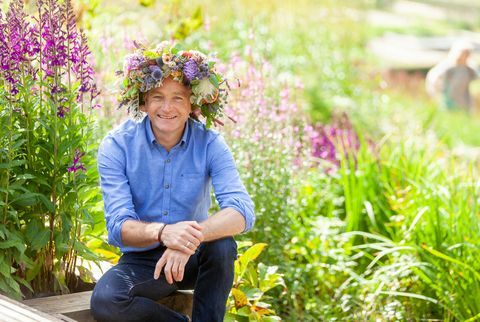 chris bjørdshaw iført en blomsterhoved krone understøtter haven dag