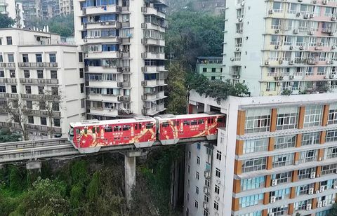 Let jernbane passerer gennem beboelsesbygning i Chongqing