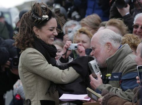 Kate Middleton får hånden kysset af en kongelig fan