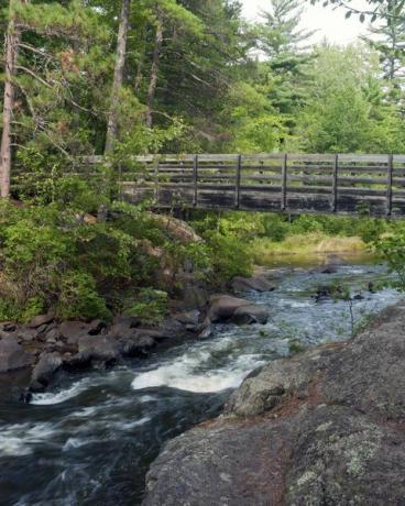 Træbro ved Pike-floden, Marinette County, Wisconsin, USA