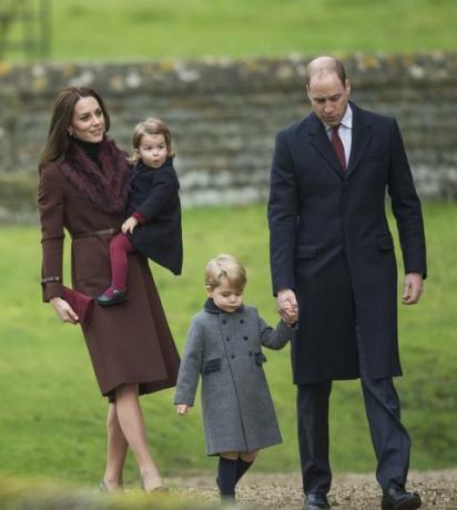 Prins William, Kate Middleton, prins George og prinsesse Charlotte deltager i kirken 1. juledag