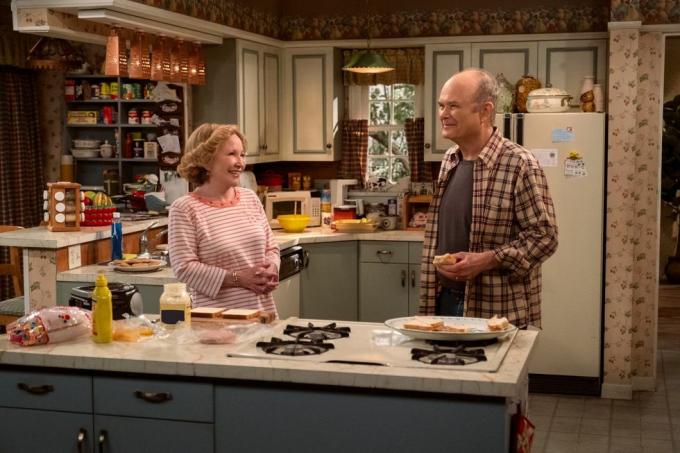 at 90'erne viser l til r debra jo rupp som kitty forman, kurtwood smith som red forman i episode 101 af det 90'er show cr patrick wymorenetflix © 2022