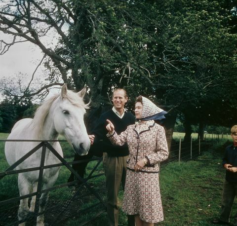 dronning elizabeth ii og prins Philip besøger en gård på Balmoral Estate i Skotland, under deres sølvbryllupsdag, september 1972 foto af fox photoshulton archivegetty images