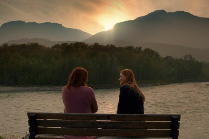 virgin river l til r lauren hammersley som charmaine og alexandra breckenridge som mel monroe i episode 301 af virgin river cr med høflighed