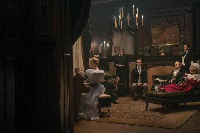 det lyseblå øje l til r lucy boynton som lea, fred hechinger som randolph ballinger, harry melling som edgar allen poe, harry Lawtey som Artemus, Toby Jones som Dr Marquis og Gillian Anderson som Julia i det lyseblå øje cr scott garfieldnetflix © 2022