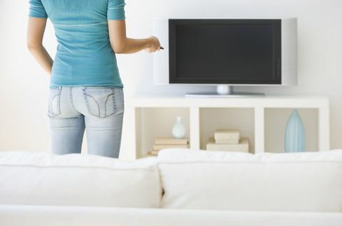 Kvinde slukker tv