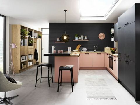 Pink og sort køkken, Inhouse