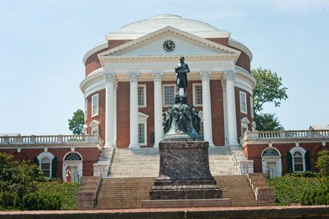 statue af Thomas Jefferson foran rotunden på campus ved University of Virginia, Charlottesville, Virginia