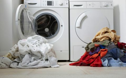 Bunke med vask og vaskemaskine og tørretumbler