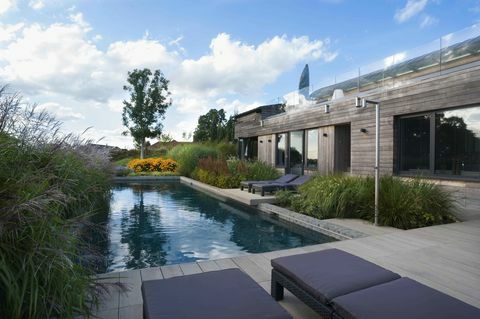 Skyhouse-pool, Knight Frank