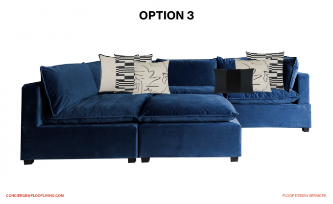 en blå sofa med hvide puder