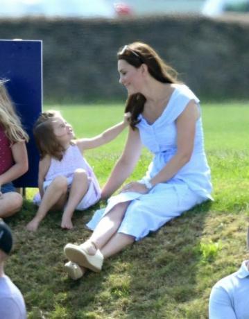 Prins George og prinsesse Charlotte Leg med Kate Middleton