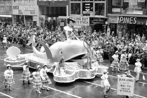 fjernsyn dean jones, pyntet som " ensign o'toole," rider på en paradeflyder ved Macys parade