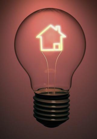 En enkelt huspære indeholder et glødende filament i form af et hus, der indikerer energi, elektricitet og grønne problemer
