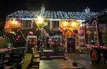 En traditionel landepub i Somerset er blevet omdannet til et pepperkagehus til jul