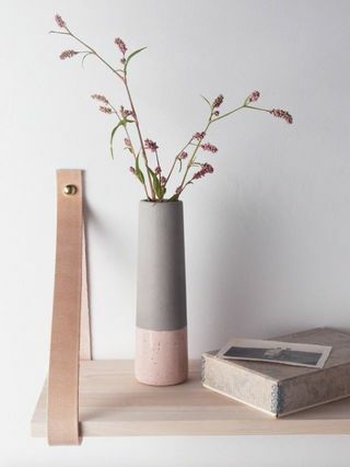 Dyppet betonblushvase, £ 14,50, Cox & Cox