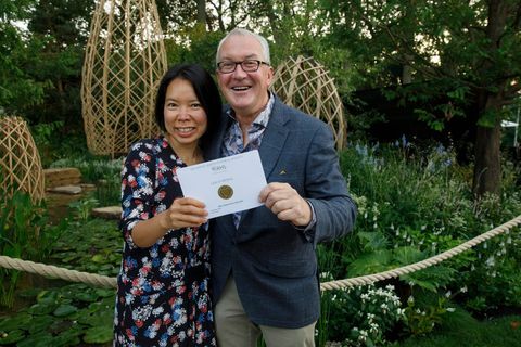 designere chin jung chen og peter chmiel poserer med deres guldpris for guangzhou china guangzhou garden ved rhs chelsea blomsterudstilling 2021, tirsdag den 21. september 2021, showet er afholdes, for første gang nogensinde i løbet af efteråret, i kølvandet på covid-pandemien, og der er begrænsede billetter tilgængelige til dette enestående rhs-show, som åbner for offentligheden tirsdag luke macgregor