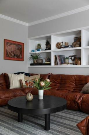 orange sofa, sort træ sofabord, afisoleret tæppe