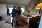 Prins Charles åbner Granary Lodge en bed and breakfast på Castle Mey i Skotland