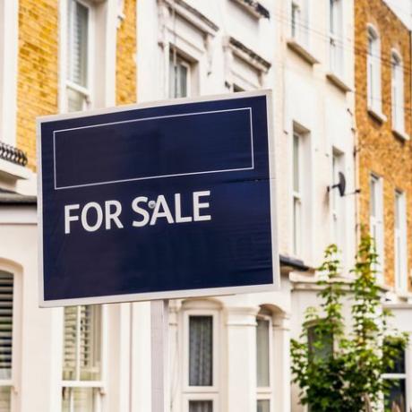 et ejendomsmægler til salg skilt på en boliggade i islington, london