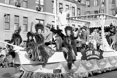 joe e brown bølger fra showboat i Macys Thanksgiving Day parade i 1960