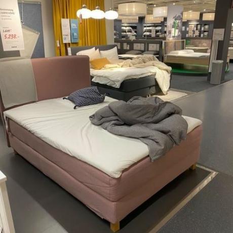 ikea shoppere og personale sneede ind i danmark butik