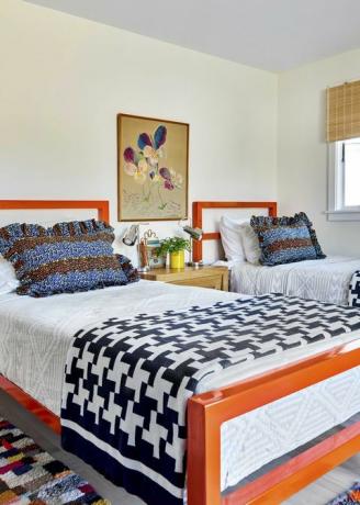 orange sengestel, enkeltsenge, sorte og hvide kast