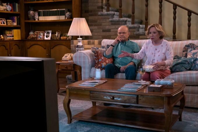 at 90'erne viser l til r kurtwood smith som red forman, debra jo rupp som kitty forman i episode 104 af det 90'er show cr patrick wymorenetflix © 2022