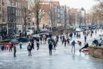 Skøjteløbere glider over Amsterdams frosne kanaler under Europas store fryse