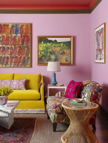 gul sofa mod lyserøde vægge