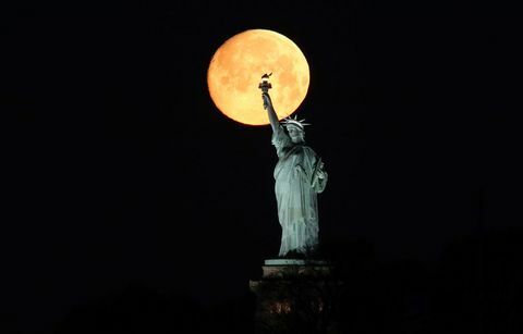 Månen sætter sig bag statuen om frihed i New York City